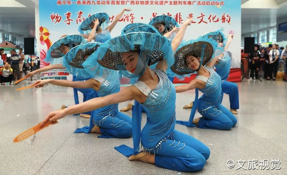 搭乘首發(fā)高鐵，海真珠珍珠粉抵達東方明珠